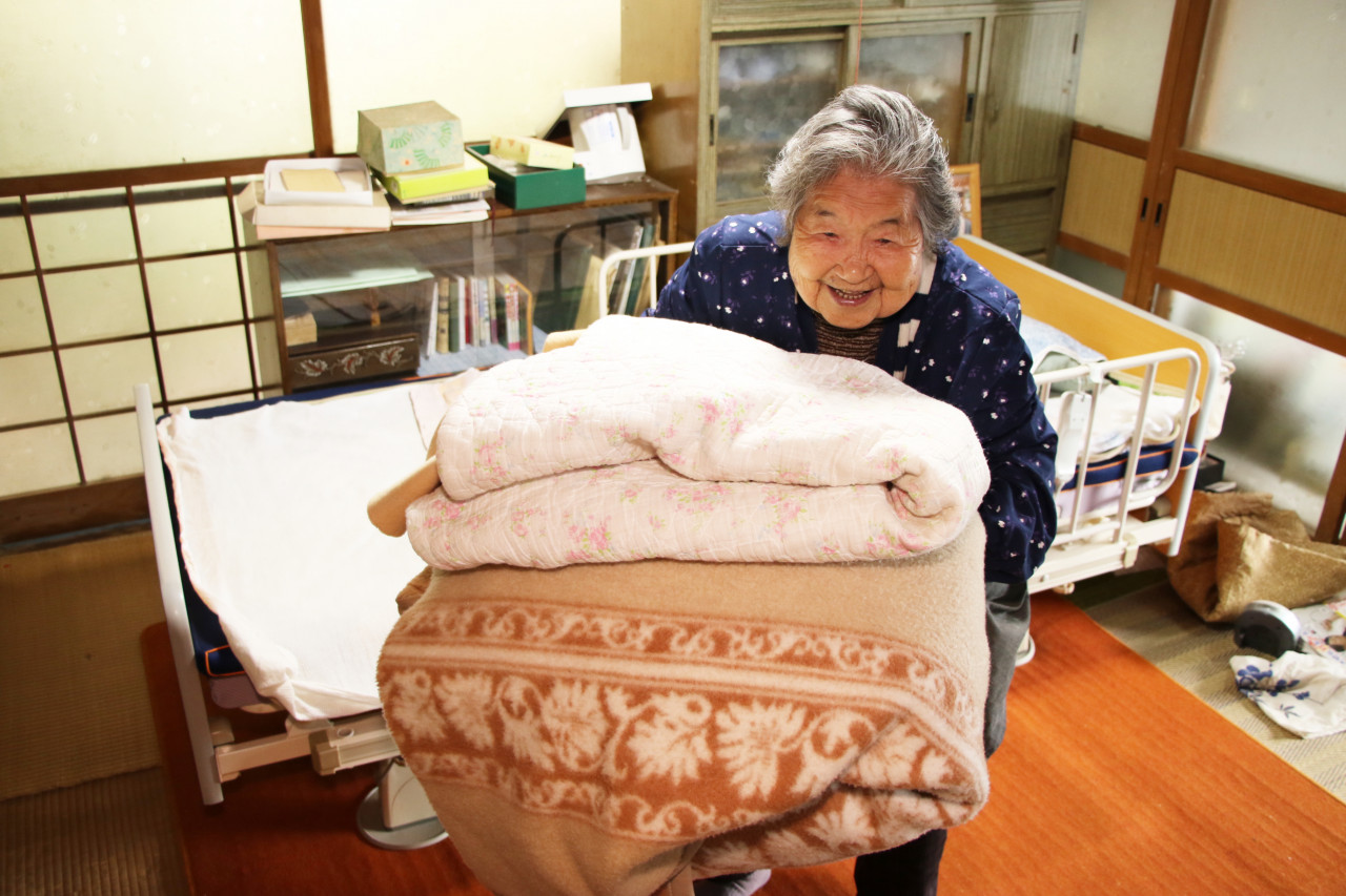 106歲獨居也快樂！她每天搬棉被當健身、喝小魚乾味噌湯，對自己喊：讚啦！人果然要活久一點