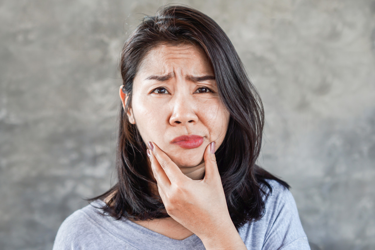 長期吃身心科藥，50多歲女常做鬼臉、嘴巴停不下來！以為顏面神經失調？醫揭「遲發性運動障礙」有解