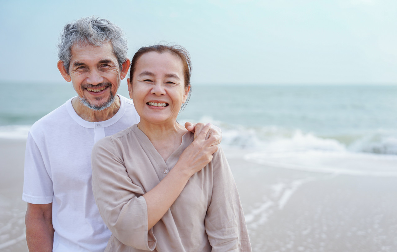 65歲砸700萬現金買房寵妻，不必付房貸、還有百萬存款！妻病逝後剩他一人，晚年為何反而更不安？