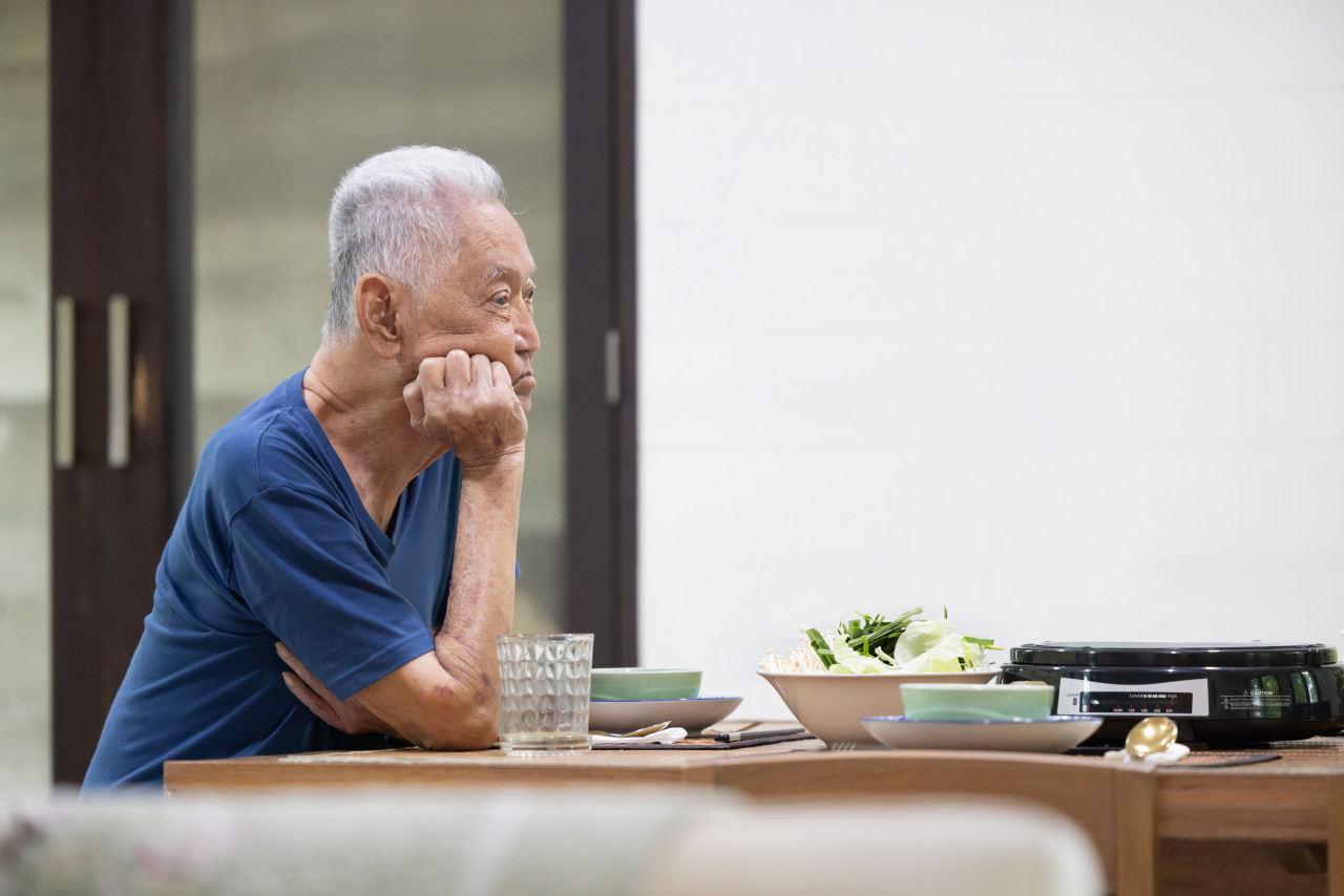 結縭55年妻子病逝，他吃一口飯突然愣住：怎麼只剩我一個人？我會「愛妳如妳在」，活在思念妳的當下