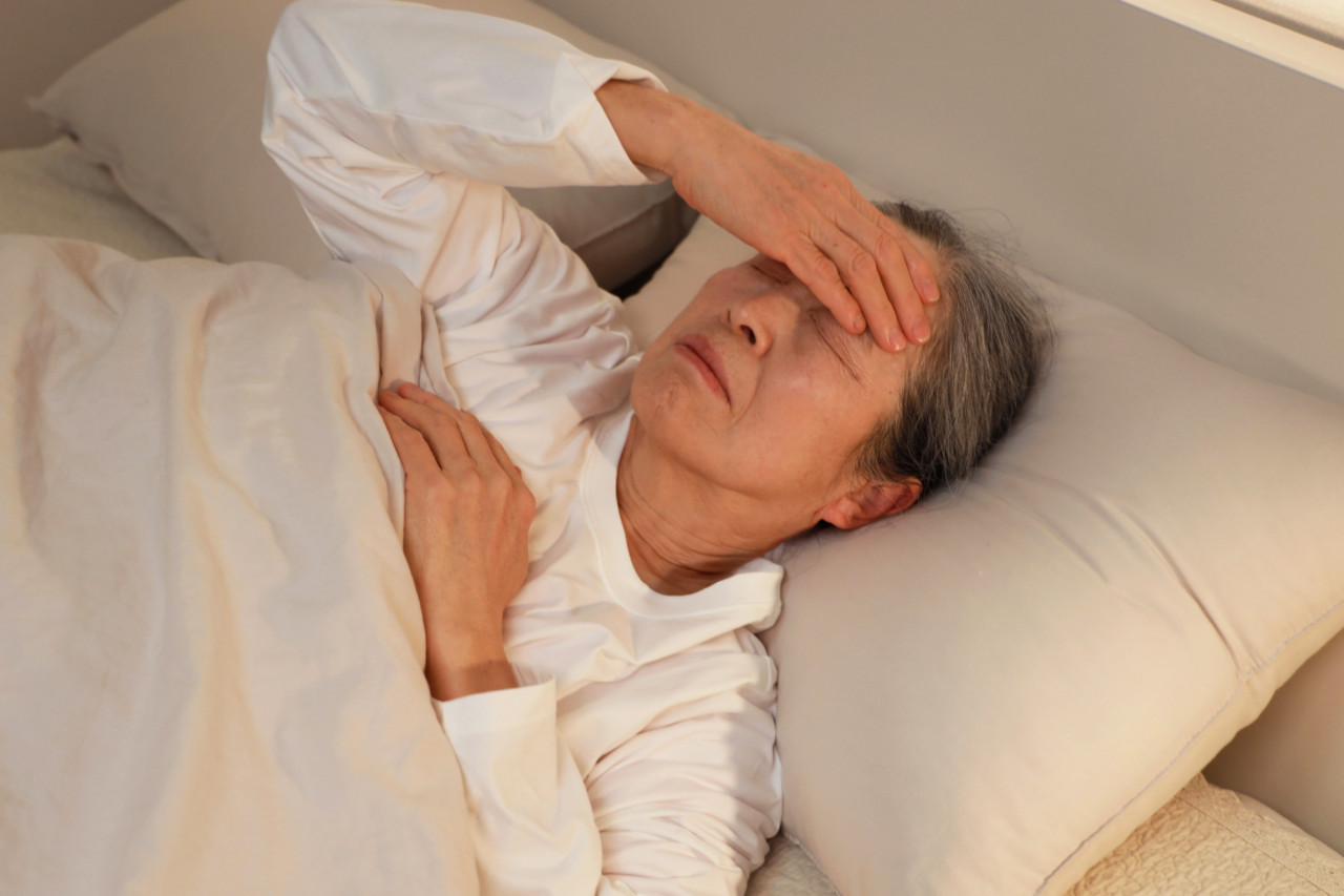 「醫生，請給我媽安眠藥，不然看護要離職！」醫師追問：是媽媽需要睡，還是看護需要她睡？