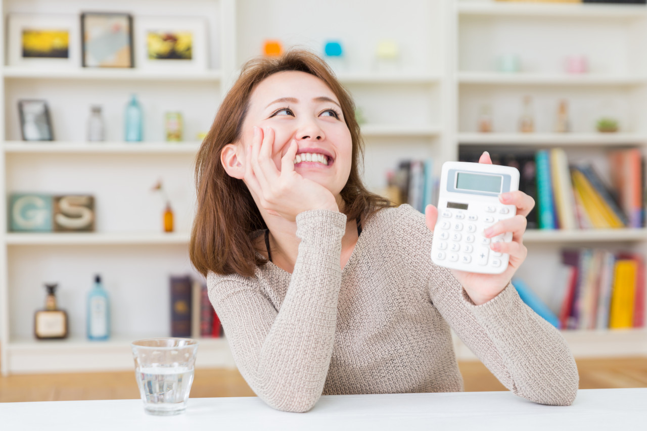 年薪130萬卻住無窗隔間、吃公司免費餐！他靠1個習慣解鎖千萬：存錢存到有點痛，財富才開始長大