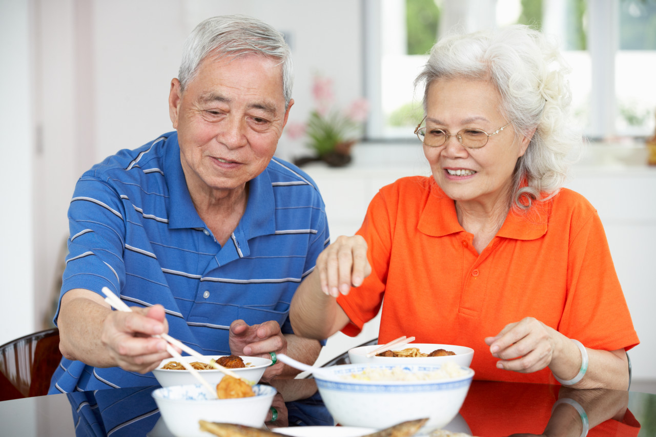 35歲重病纏身，他這樣做逆轉活到102歲！一天2餐、細嚼慢嚥：原來「空腹」是最好的藥