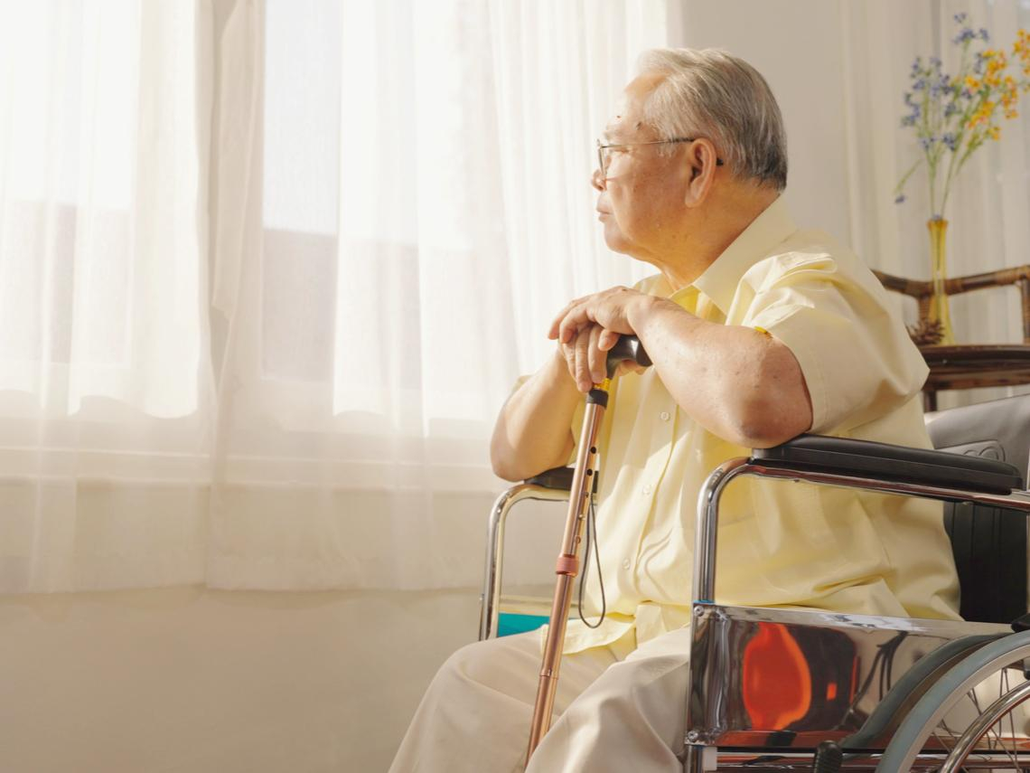 爸爸跌倒失血，虛弱只說了一句「好冷」，同住子女卻沒送醫…最可怕的，是住在一起卻活成陌生人