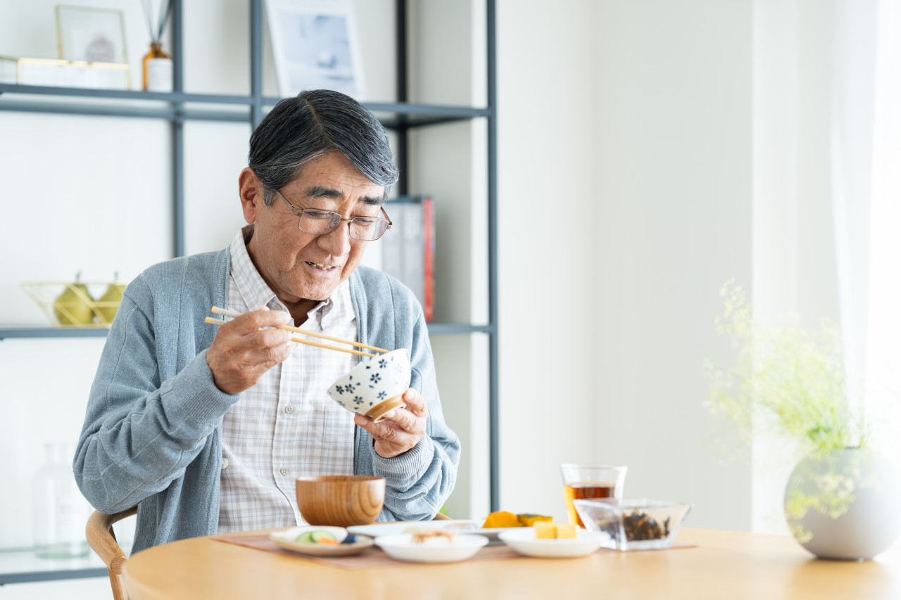 一日一餐25年會怎樣？78歲名醫幾乎不吃肉還天天喝酒，健檢10項數據曝光：身體機能比年輕人更強壯