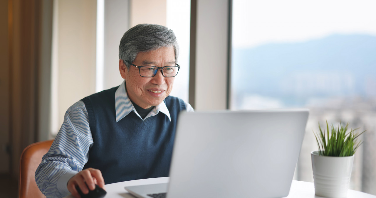 50歲提早退休要幹麼？存股達人架網站、沒稿費仍寫到半夜，揭熟齡幸福：不用錢，我也願意做
