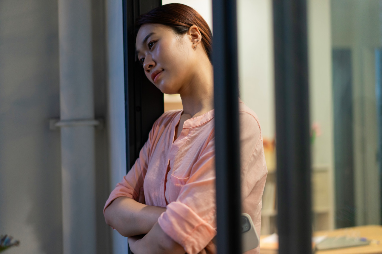 白天笑著說沒事、晚上卻睡不著：你不是不會說，是這一生太習慣自己扛…訴苦，會把你慢慢救回來