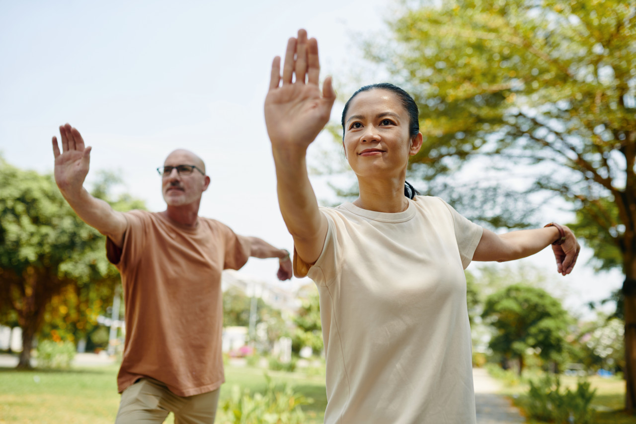 60歲後，有人跌一跤困在家，有人天天走出門曬太陽！每天3件事，存好「骨本」多賺10年行動力