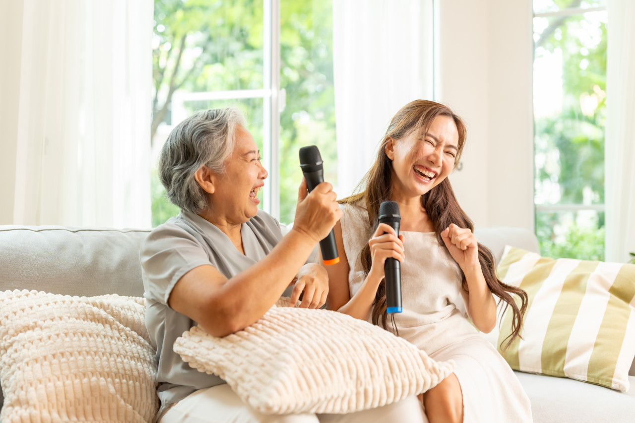 帶80歲媽追星！人生第一場演唱會就跟歌王大合唱，她開心得像少女…女兒：防失智，這錢花得太值了