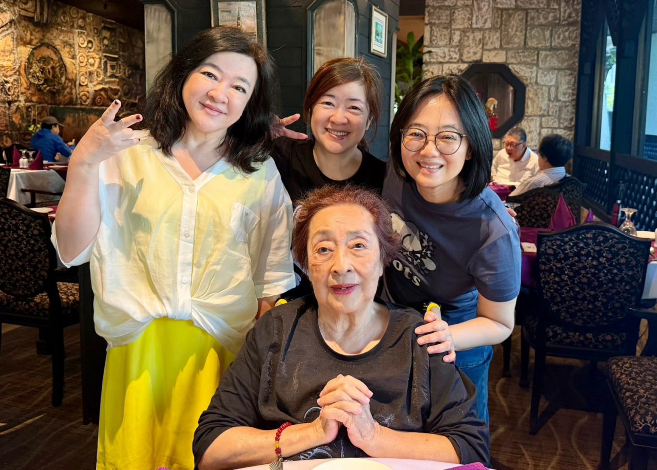 90歲母連摔2次，最怕的不是痛而是拖累子女…她一句「我很有錢」換媽安心：陪伴，才是最難給的禮物