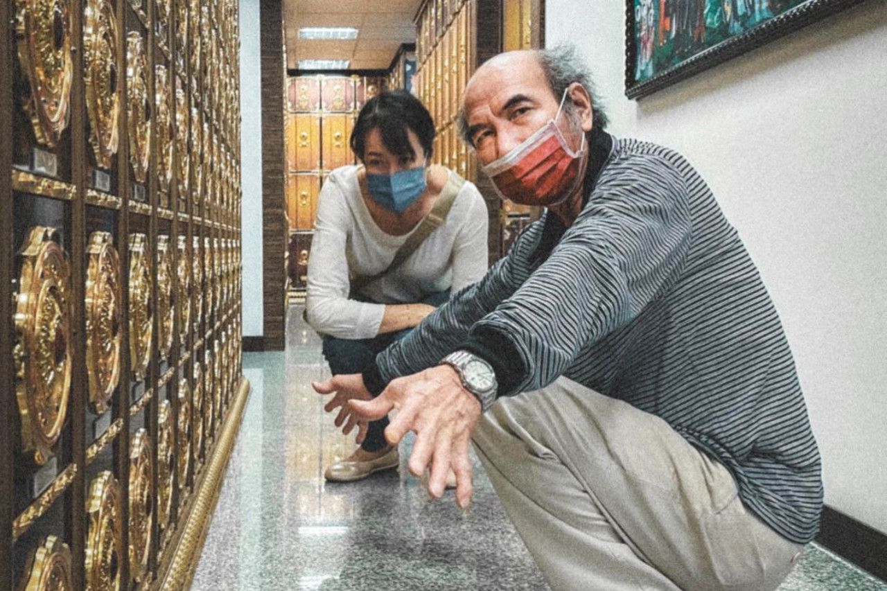 以前怕他嚴厲，現在怕他老去…當爸指著塔位說「那格是我的」，我竟當機，只能厚臉皮抱緊他
