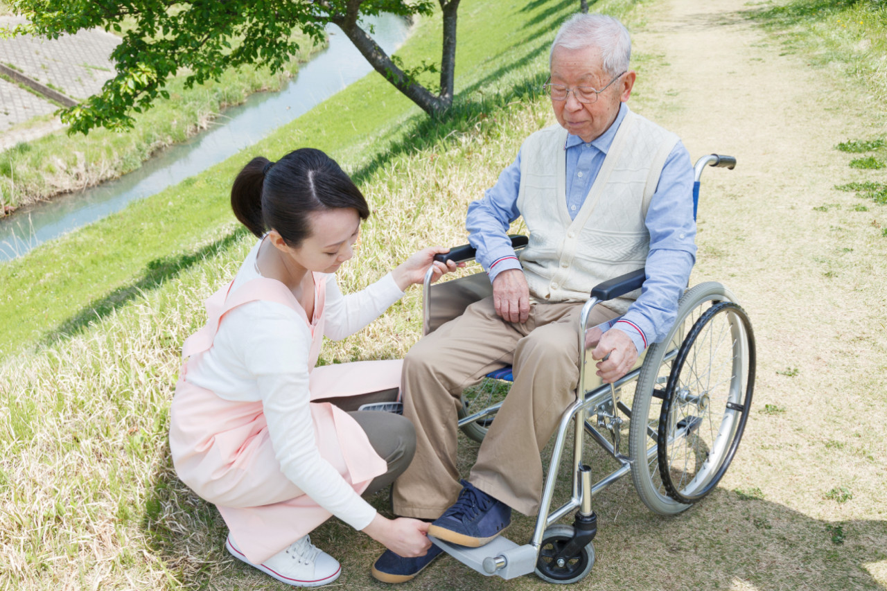 慈善女王晚年淪破屋、50億老董成植物人被踢皮球…他們都做錯了這件事：別太早放手，犧牲了晚年尊嚴