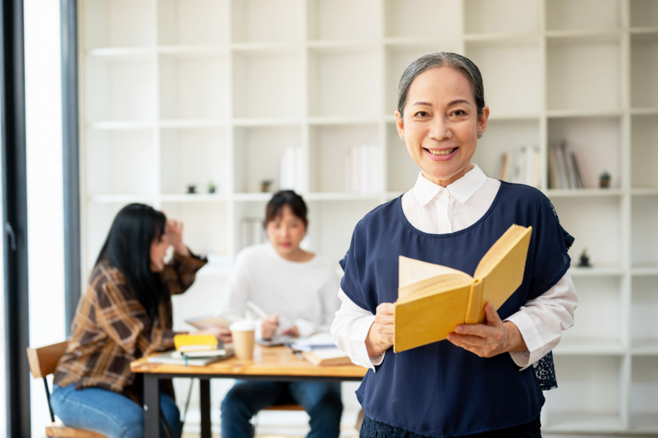 她60歲重回校園，功課讀不通學會「豁達轉彎」！中年後過得狼狽的人，往往敗在一個「躁」字