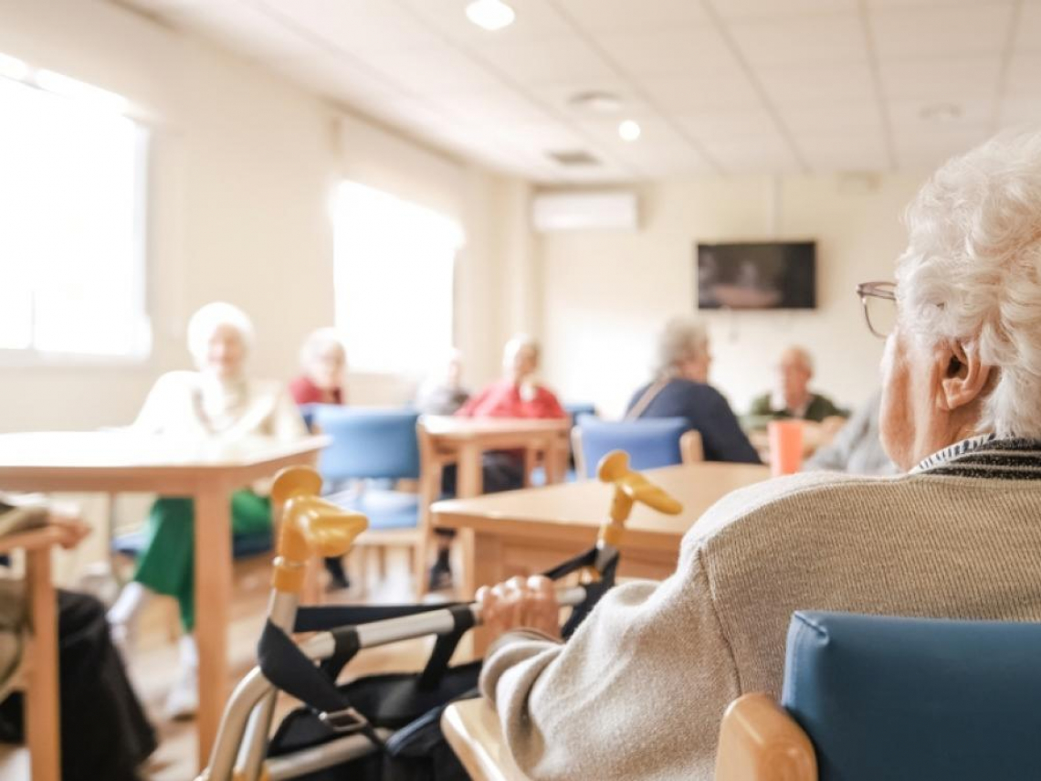 49歲被退休怕浪費，頓悟後她懂得花錢買時間：最值得花的錢「照護外包」，讓全家都自由了