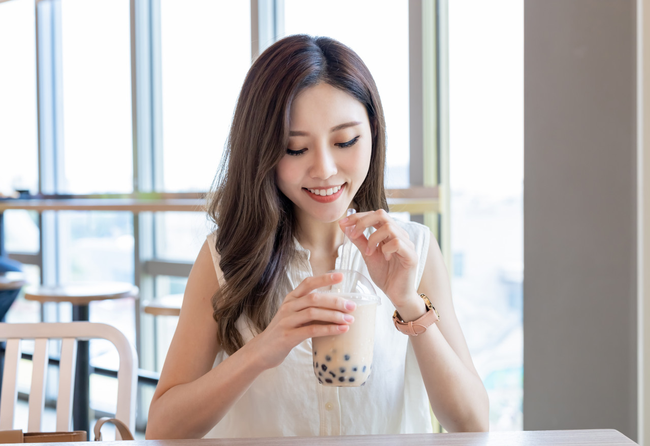 辛苦一輩子，買杯飲料還要猶豫？理財不是當苦行僧，問自己3個問題：花錢要花得心安又值得