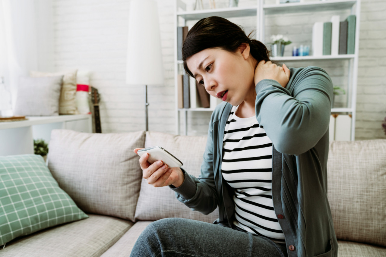 低頭滑手機，肩頸痠痛成「烏龜頸」！中醫揭4大原因＋6保養：每天「擠出雙下巴」，居家放鬆護肩頸