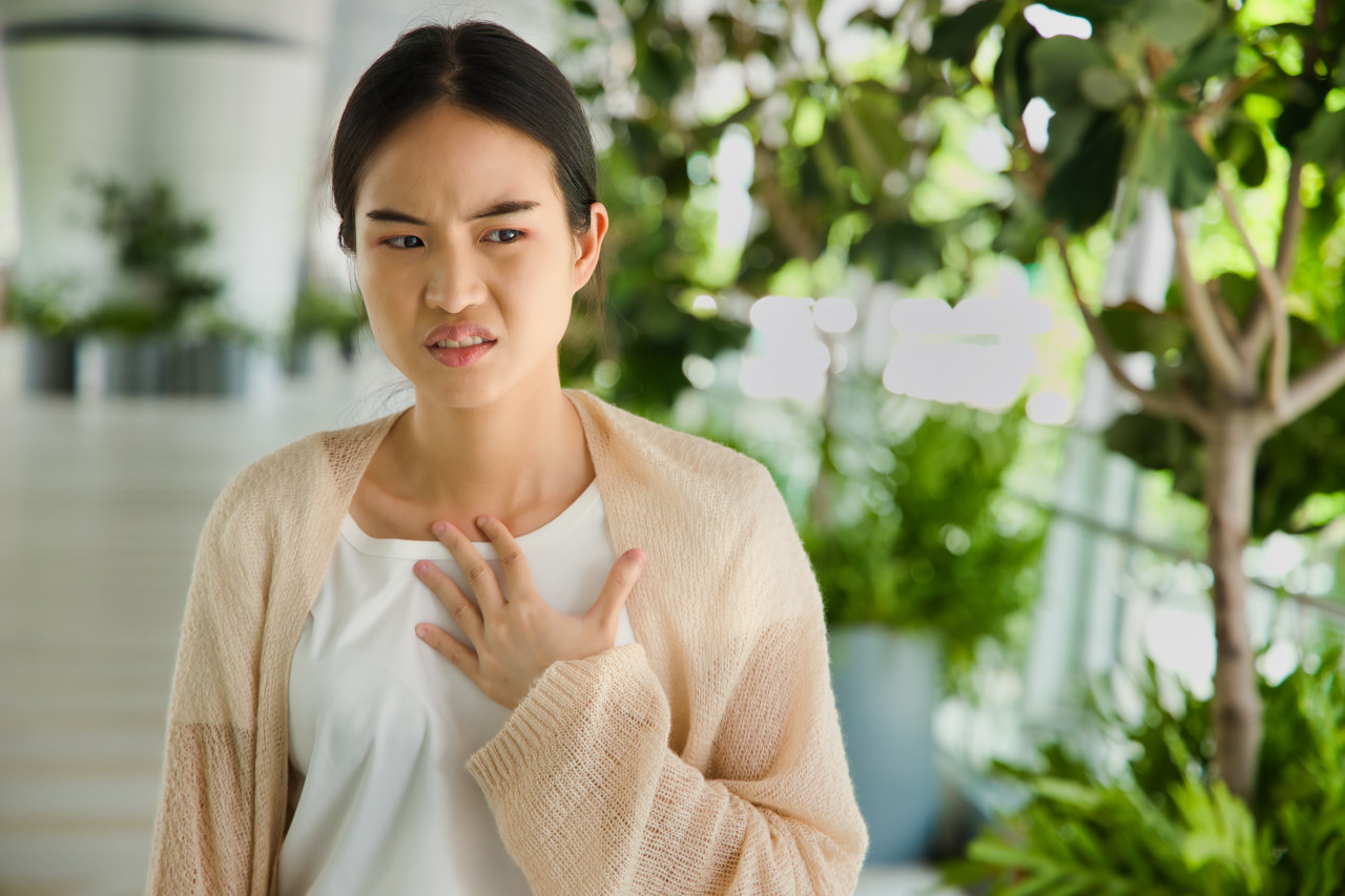 電梯門一開，刺鼻怪味撲面而來…「只是社區噴藥」竟讓人無法呼吸？當心神經毒就在身邊：4關鍵保命