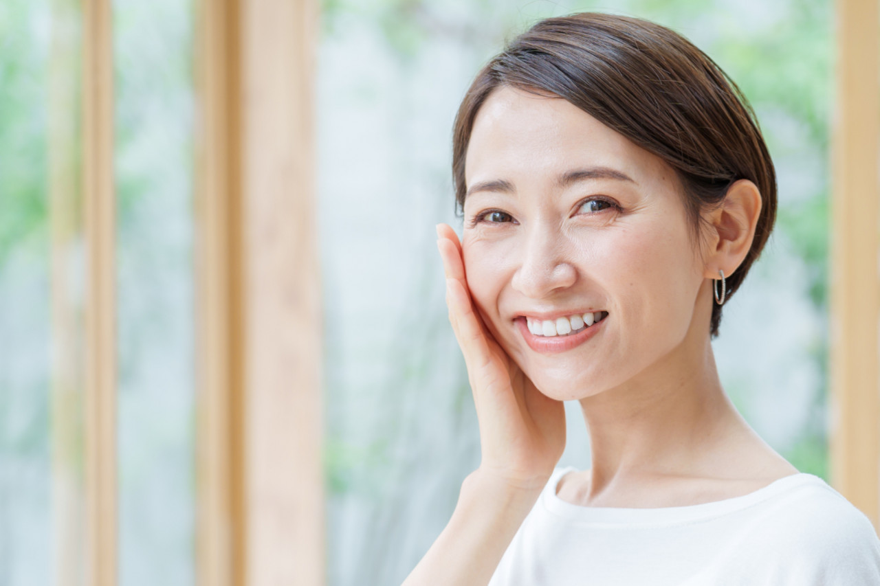 80歲旅行吃吃喝喝，不只靠骨本更要固牙根！餐後「沖牙」移除發炎源：老得慢，才能大口吃、開心笑