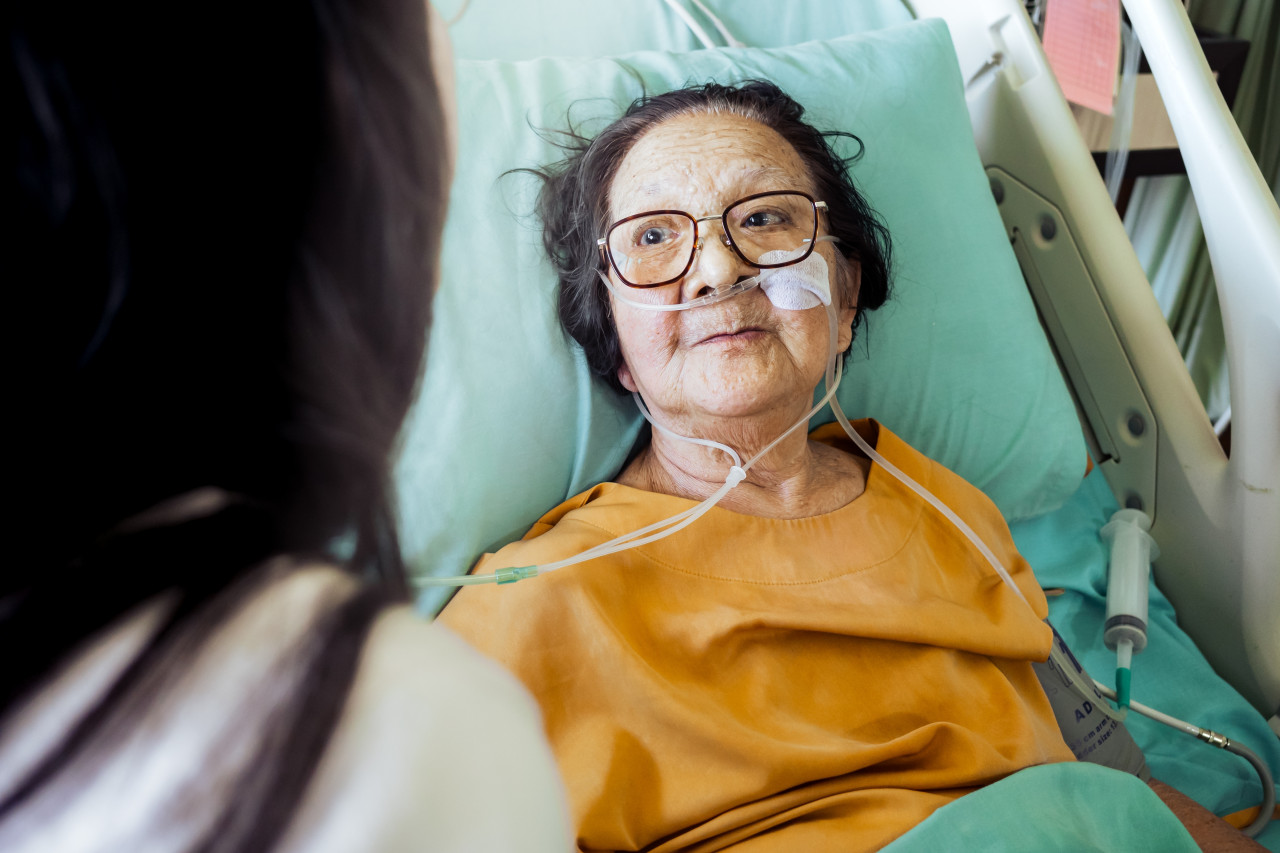 80歲癌嬤肺炎進加護病房，女兒心疼不想插管、兒子放不下堅持救母…醫：愛媽媽的方式沒有對錯