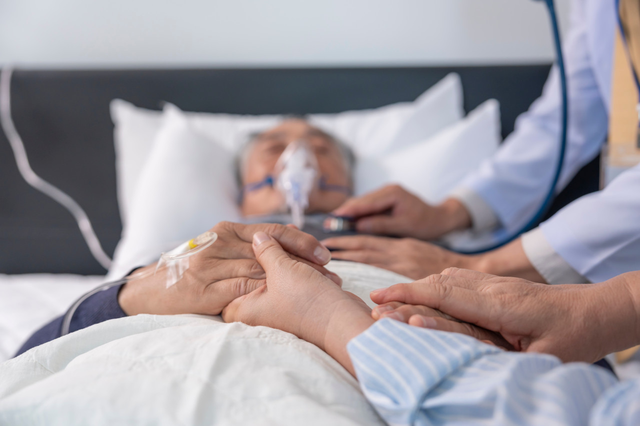 70歲的他中風倒在廟裡4天、哥哥一句「不方便」就放手：人不是最後才孤單，而是慢慢從世界退場