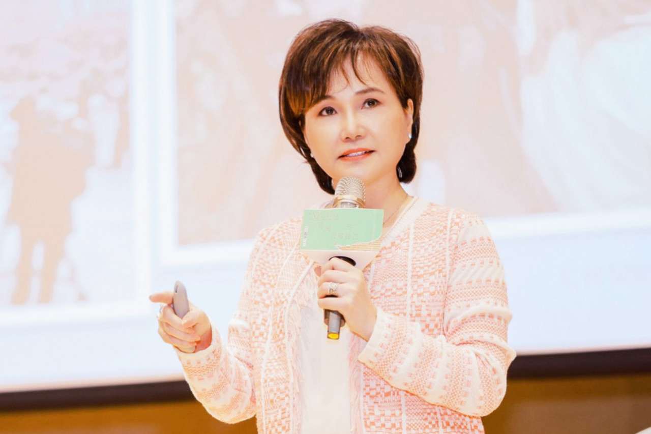 一粉一白穿錯襪出門？66歲沈春華從絕不妥協到笑看突槌：人生後半場「容錯」是美德，心靈更餘裕