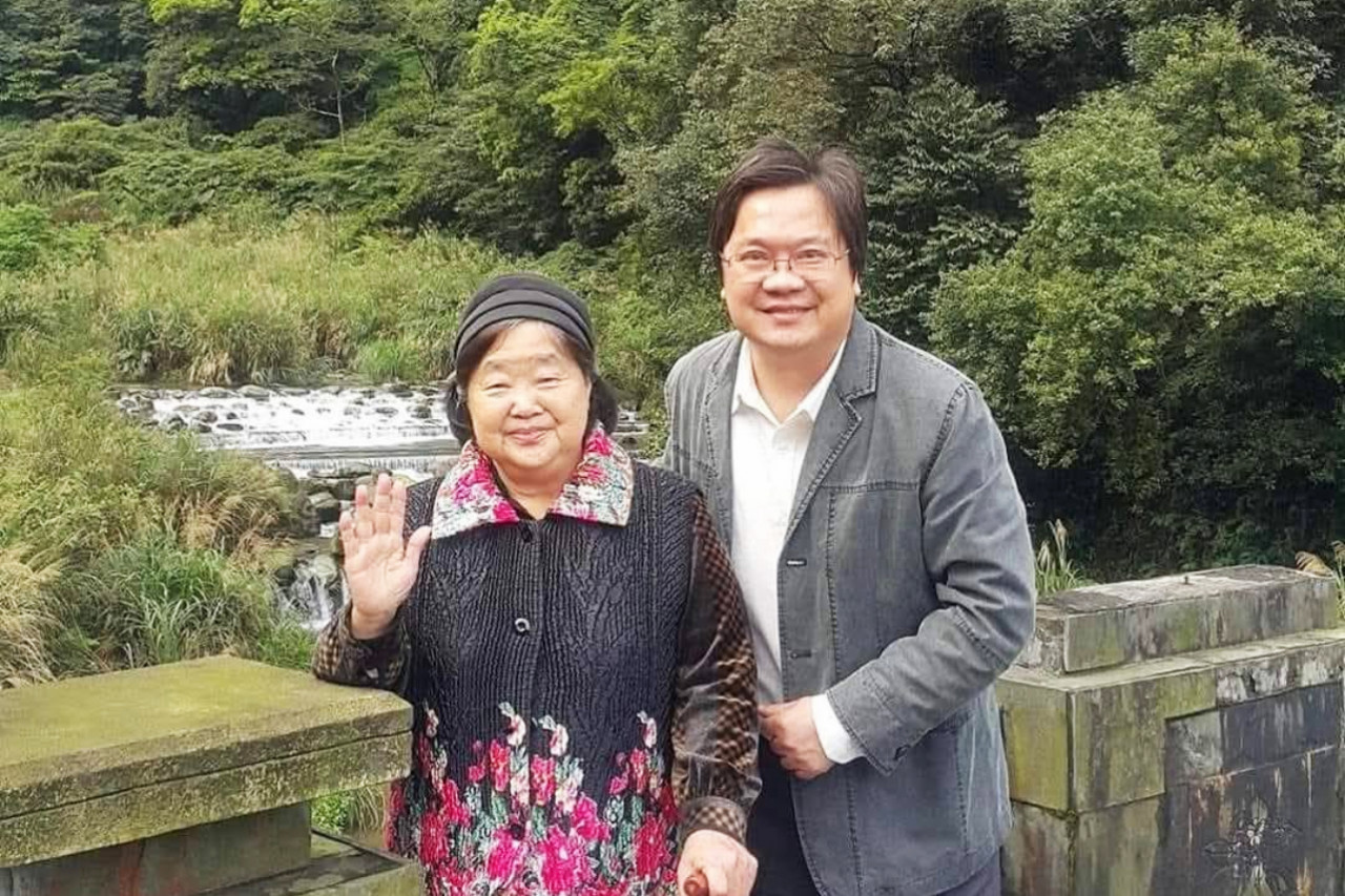 「這些書沒用了，丟掉吧！」大掃除曾嫌棄媽不丟舊書，原來裡面藏著她省吃儉用一輩子的守護