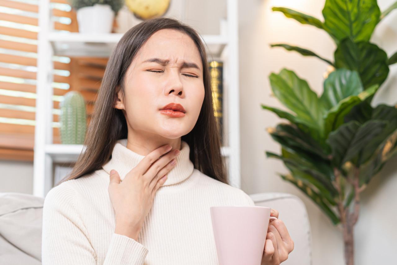 亞急性甲狀腺炎不是重感冒！發燒畏寒、喉嚨爆痛「吞口水像被掐脖子」…醫揭5症狀快速分辨