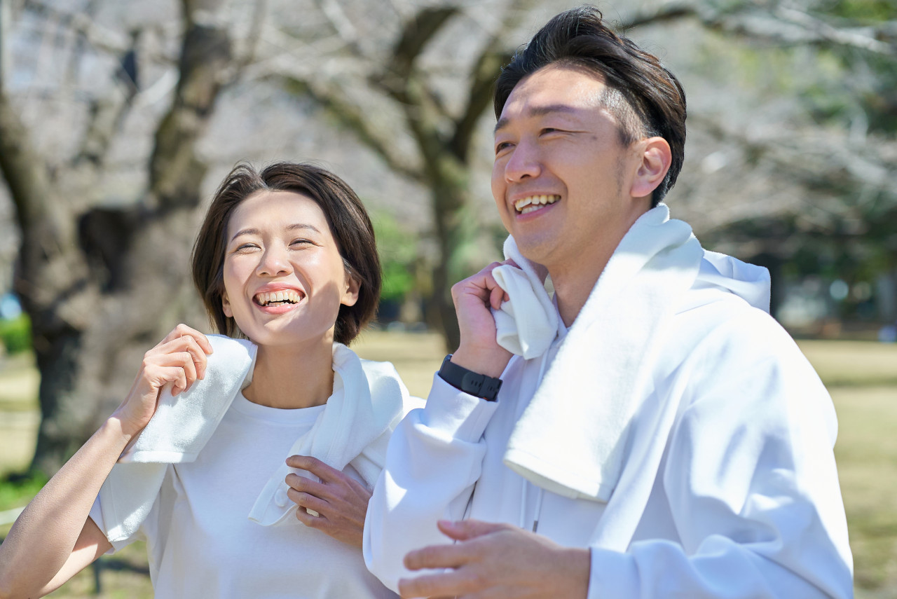 50歲後，肌肉激素是萬能荷爾蒙！深蹲、快走…「充分咀嚼」也能分泌：健腸道、防骨鬆又護心血管