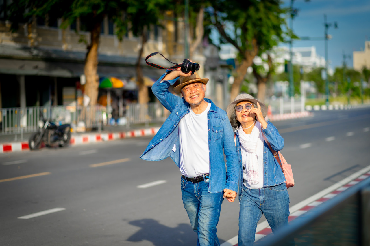 孩子離巢，生活才真正開始！退休夫妻環遊世界，眼神裡滿是光彩…「第二次獨立」少想子女，多想自己