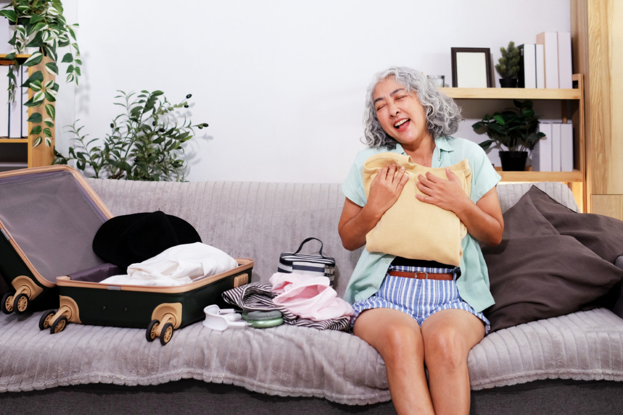 67歲學滑板、不染白髮，亮色穿搭像少女！活出「無齡感」不是裝年輕，而是永保生活熱情，眼神有光