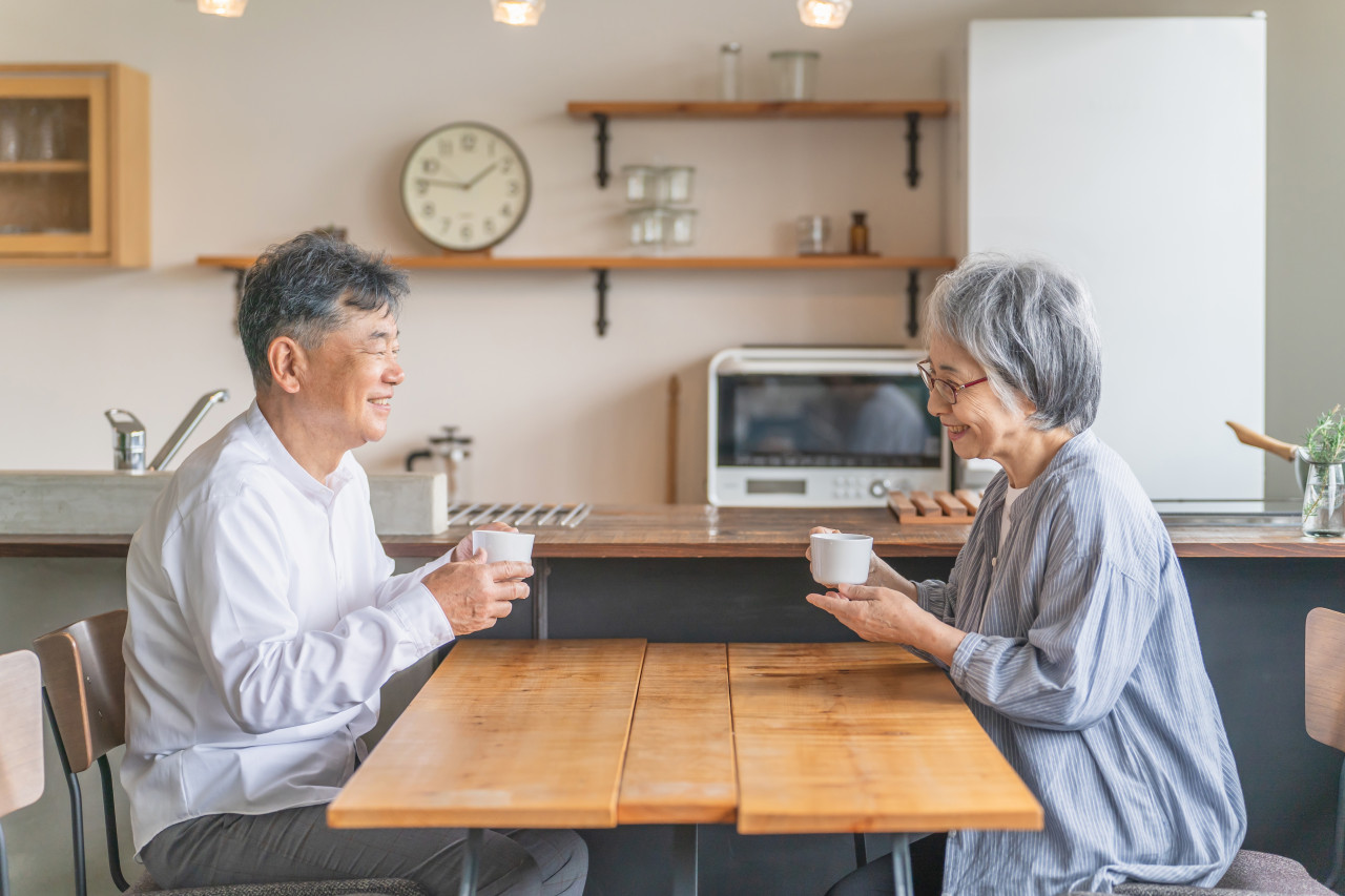 72歲黃昏戀被捲走300萬！熟齡再婚「談情也談錢」：學會附負擔贈與，愛情能追、資產也要守住