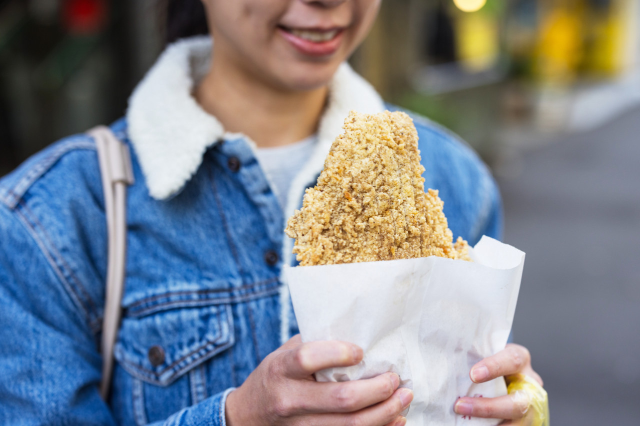 宵夜來份鹹酥雞，不只易胖！醫學研究：吃炸物增12%焦慮、7%憂鬱…營養師狂推「地中海飲食」護身心