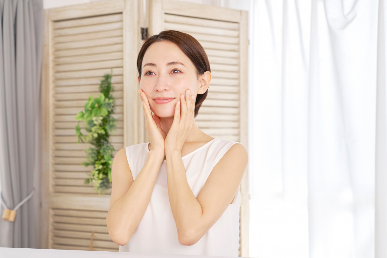 髮量稀疏、滿臉倦容？別急著醫美！中醫「6穴位」舒緩臉部鬆垮、落髮困擾，不再被歲月設限