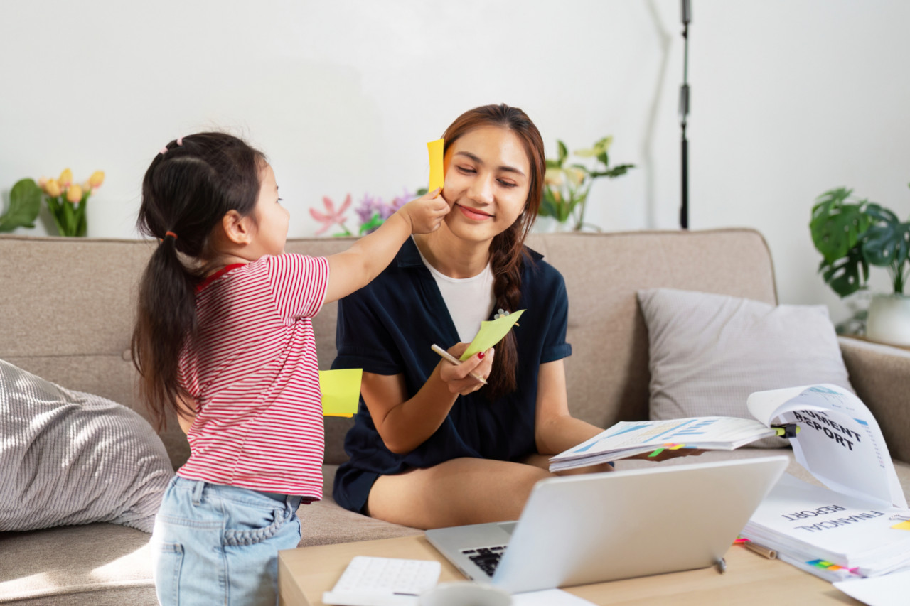 只貼一張便利貼「這是媽媽的收入目標」，她害怕親友嘲笑，直到女兒做了「這件事」：潛意識創造奇蹟