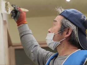 街友都是活該？ 不願成累贅！他們化身工班替獨居老人修破屋