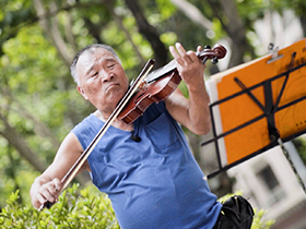 事業巔峰他選擇追夢…黑手阿伯拉小提琴還登上小巨蛋！連CNN都大讚！