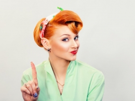 On the slide不是在投影片上，On the shelf 不是上架