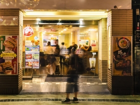 疫情再怎麼發展也要吃飯喝茶》美國三階段重啟經濟　這3檔食品股有法人悄悄佈局