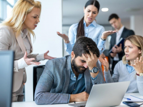 「前後矛盾的引用公司規定」6種職場霸凌要小心　當遇到長官、同事自我感覺太好時...過來人：使用2招最有效