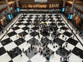 直擊500人「坐爆北車」　全職媽帶小孩：給她們好未來