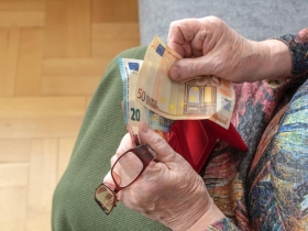 腰間纏著5萬元，老婦卻寧願路邊乞討！錢如果藏起來不花，那就只是張紙