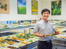 自從不吃肉，流汗也不臭！年近60沒肚子 讀冊董事長：帶肚子在路上走，就像帶一堆毒素