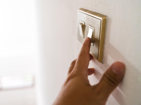 離開房間要隨手關燈？晚上洗衣服電費比較便宜？台灣人8大用電迷思，這樣沒省反而花更多錢