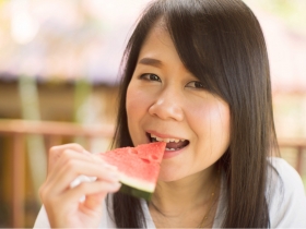 婦人吃西瓜竟嚴重肺水腫！醫師警告：「4種人」要少吃，嚴重恐致命
