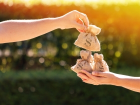 這位「前」富豪裸捐到幾近破產 連巴菲特也自嘆不如！