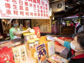 扶老愛老　「恆安幣」帶長者逛基隆廟口免費吃美食