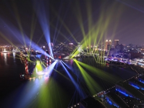 高雄跨百光年打造「海上舞台」　最大鏡球首次升空　閃耀愛河灣