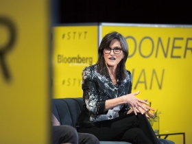 去年押中特斯拉、旗下五檔ETF報酬率都破百！「破壞式創新」女王  再揭五大爆發產業