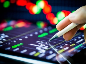 那斯達克陷修正、道瓊指數卻續創新高　科技股賣壓沉重　價值股漲勢能持久？