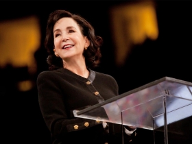 曾跟隨12年  前媳婦解讀巴菲特發言玄機 最懂股神的人  這樣看波克夏股東會